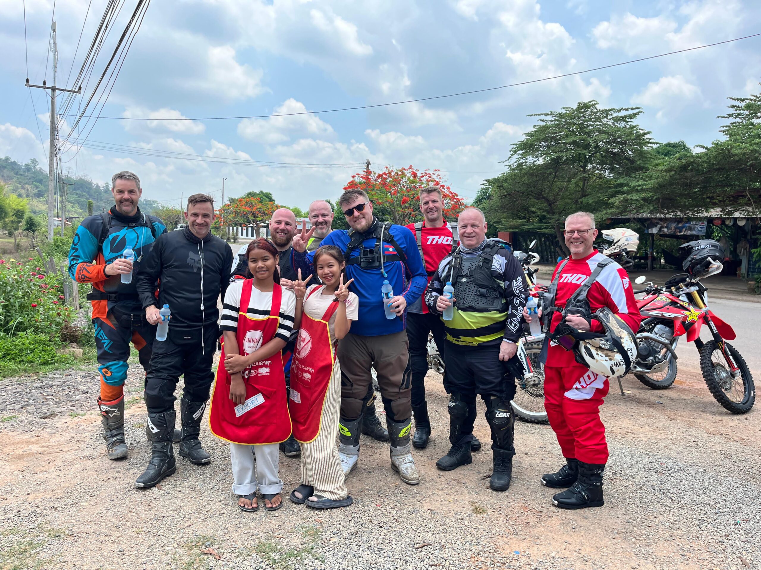 Erlebe echte Freiheit auf einer Endurotour durch Laos. Atemberaubende Berge, rote Lehmpisten und Begegnungen, die unter die Haut gehen. Geführte Enduro Reisen für Anfänger und erfahrene Fahrer mit yuuduayjai.com.